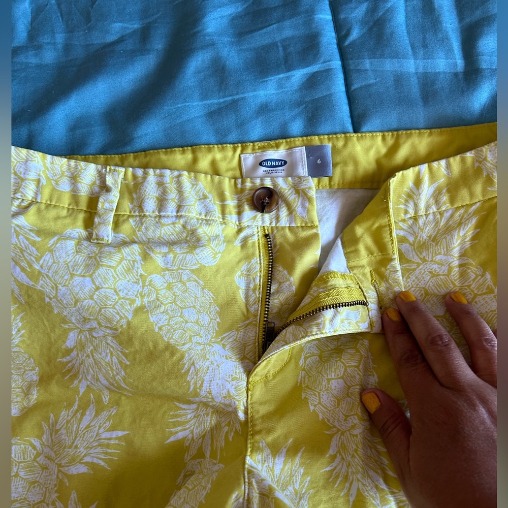 Old Navi pineapple short